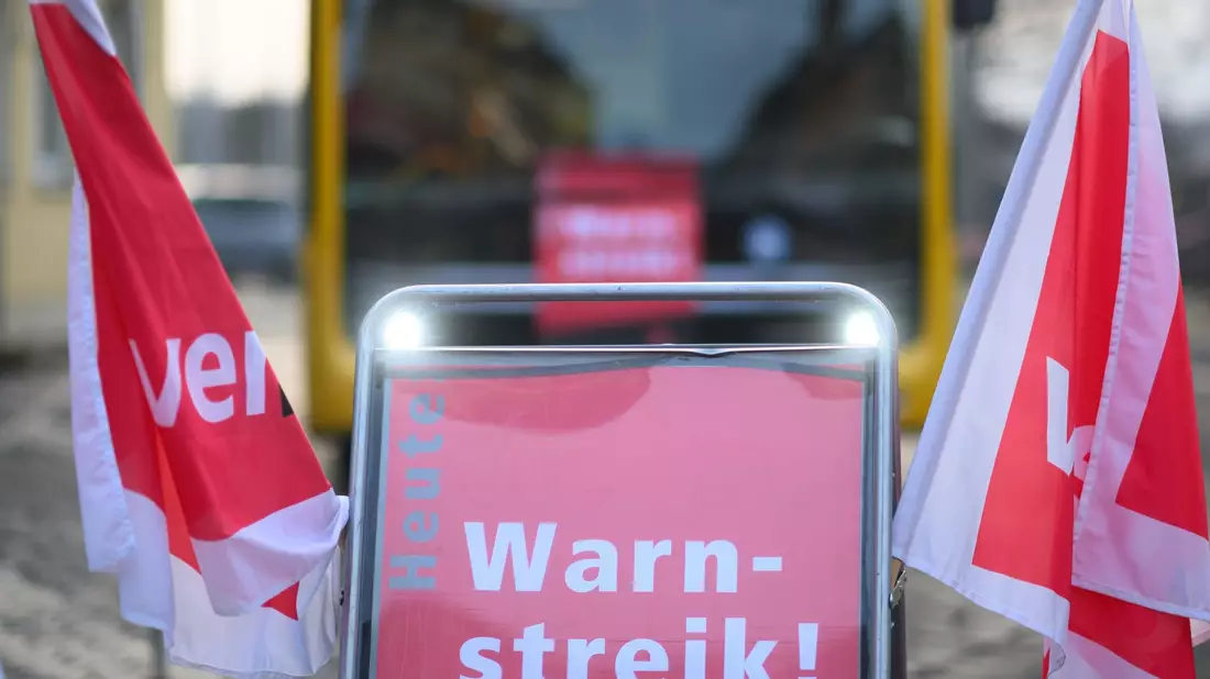 Am 2. Februar hatte Verdi den öffentlichen Personennahverkehr in einer bundesweit koordinierten Aktion in nahezu allen Bundesändern bestreikt. - Bild: Robert Michael/dpa