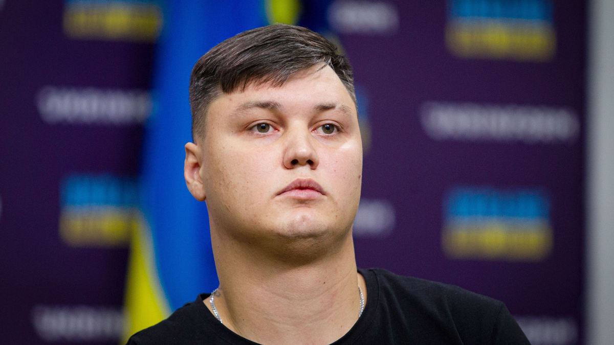 Der übergelaufene russische Pilot bei  einer Pressekonferenz im September in Kiew. - Foto: -/Ukrinform/dpa