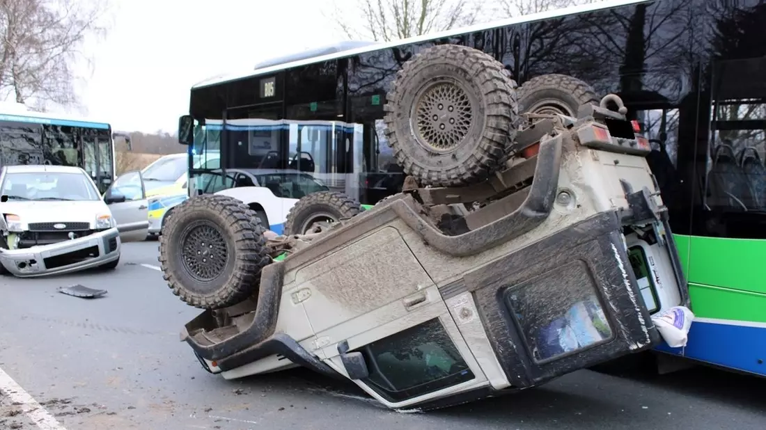 POL-MI: Auto überschlägt bei Unfall - Bild: presseportal.de