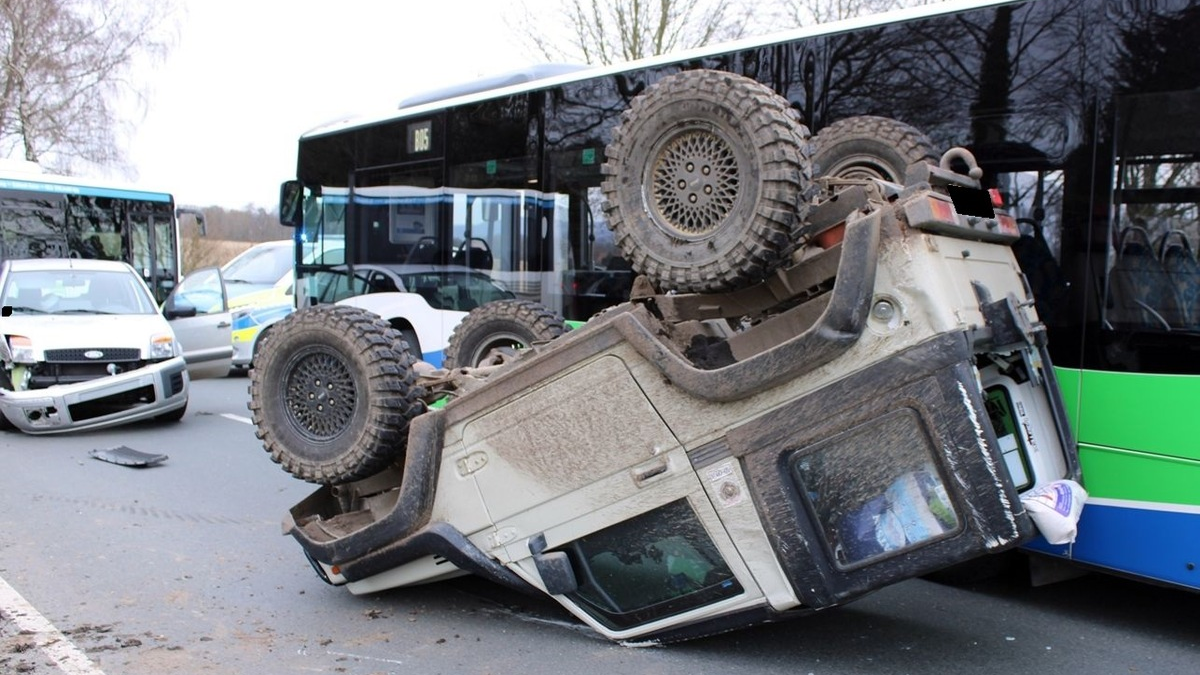 POL-MI: Auto überschlägt bei Unfall - Foto: presseportal.de