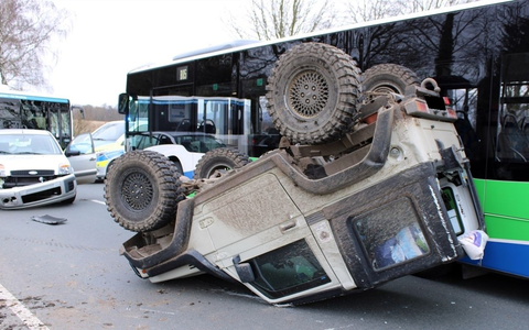 POL-MI: Auto überschlägt bei Unfall - Foto: presseportal.de