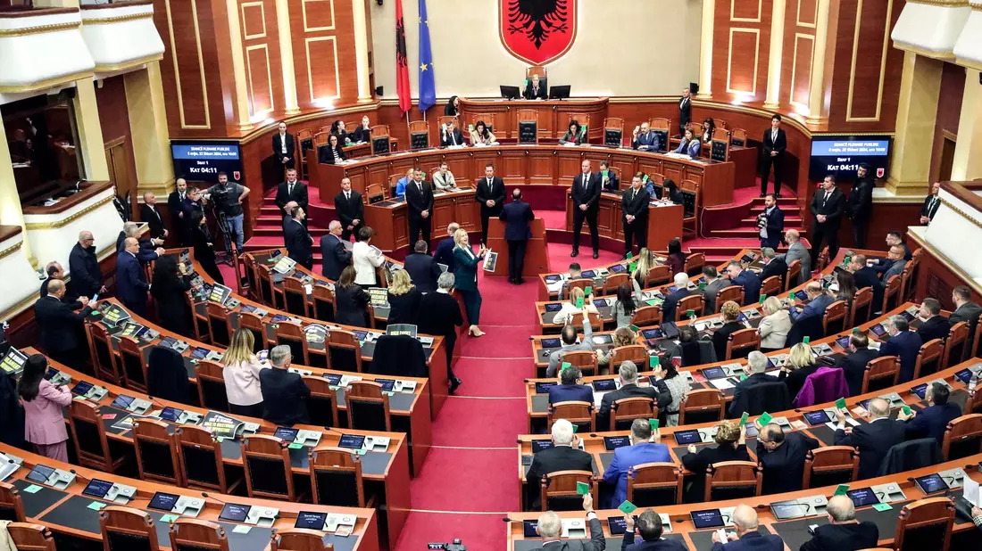 Albaniens Parlament hat dem Migrationsabkommen mit Italien zugestimmt. - Bild: Armando Babani/AP/dpa