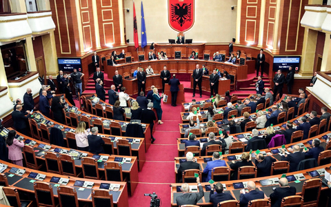 Albaniens Parlament hat dem Migrationsabkommen mit Italien zugestimmt. - Foto: Armando Babani/AP/dpa