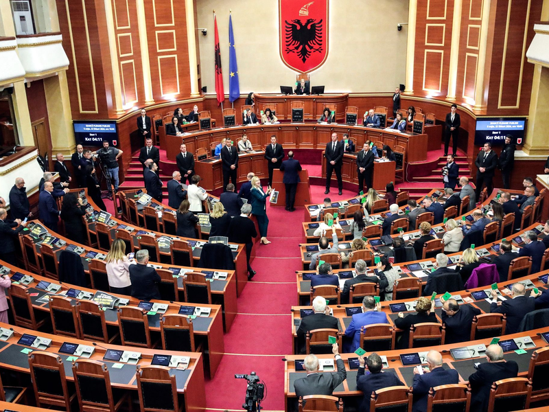 Albaniens Parlament hat dem Migrationsabkommen mit Italien zugestimmt. - Foto: Armando Babani/AP/dpa