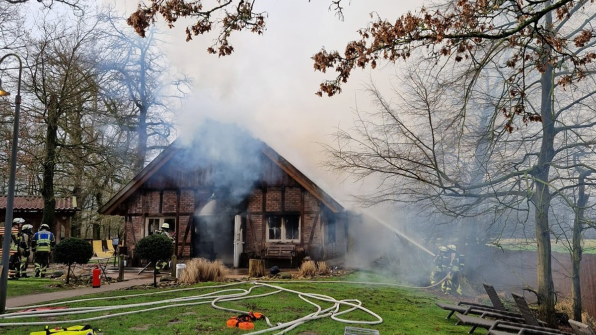 FW Bocholt: Brennt Sauna im Saunagarten vom BAHIA - Foto: presseportal.de