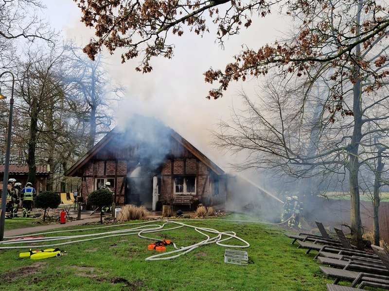 FW Bocholt: Brennt Sauna im Saunagarten vom BAHIA - Foto: presseportal.de