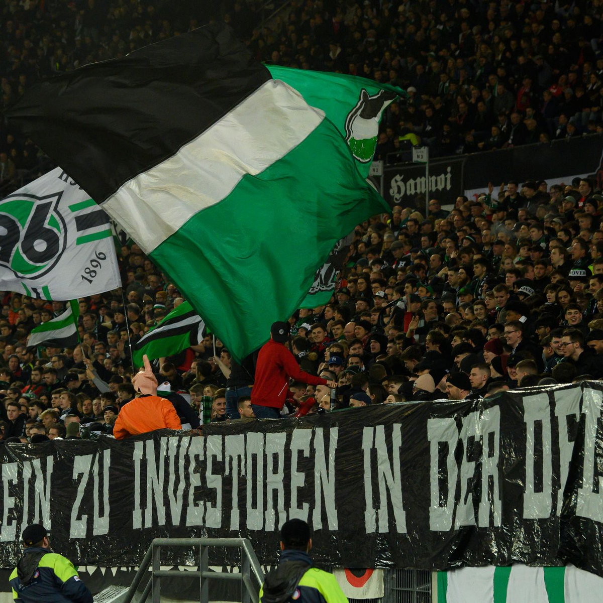 Die organisierten Fans gehören zu den Gewinnern des gescheiterten Investoren-Deals. - Foto: Swen Pförtner/dpa