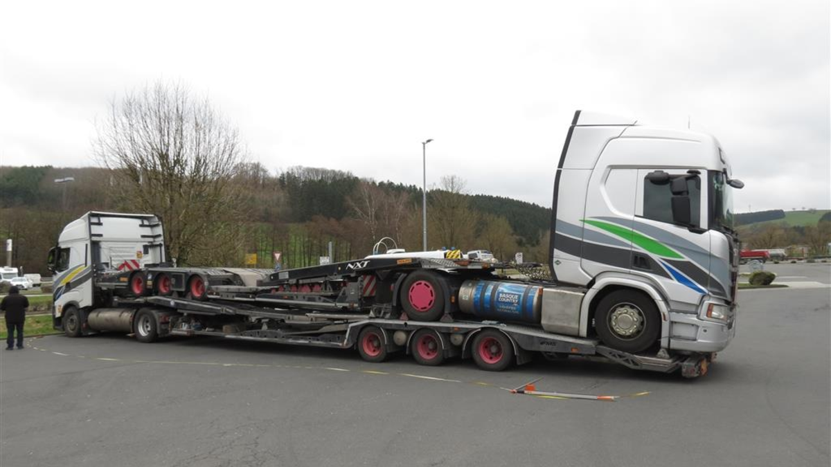 POL-PPTR: Sattelzuggespann im Huckepack - zu hoch und zu lang durch die Eifel unterwegs - Foto: presseportal.de