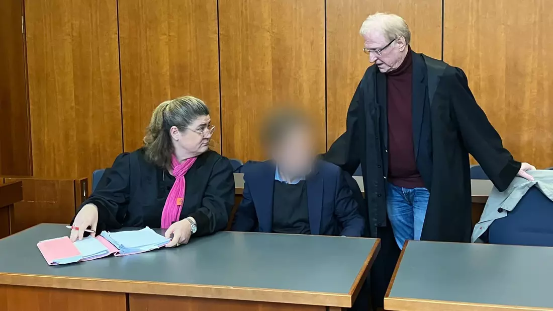 Der angeklagte Professor (M, verpixelt) ist zu einer Bewährungsstrafe von anderthalb Jahren verurteilt worden. - Bild: Christina Sticht/dpa