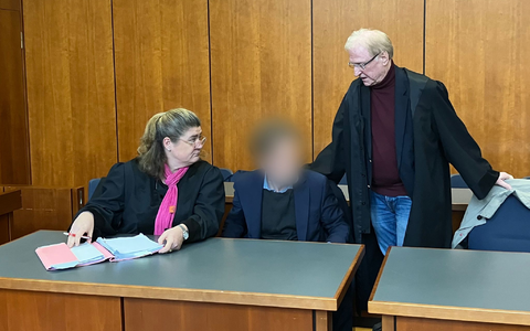 Der angeklagte Professor (M, verpixelt) ist zu einer Bewährungsstrafe von anderthalb Jahren verurteilt worden. - Foto: Christina Sticht/dpa