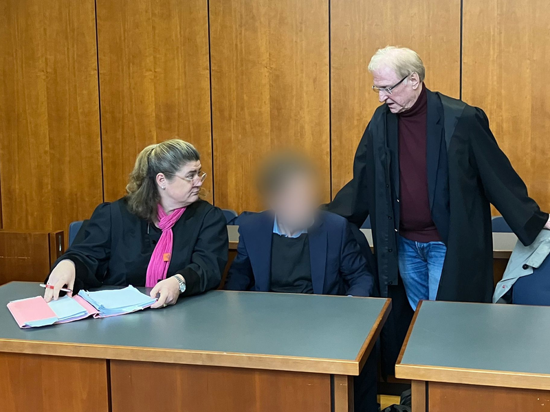 Der angeklagte Professor (M, verpixelt) ist zu einer Bewährungsstrafe von anderthalb Jahren verurteilt worden. - Foto: Christina Sticht/dpa