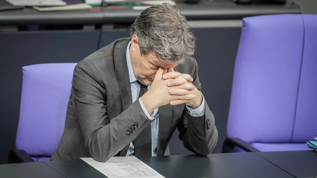 Bundeswirtschaftsminister Robert Habeck wirft der Union «Voodoo-Finanzpolitik» vor. - Bild: Michael Kappeler/dpa