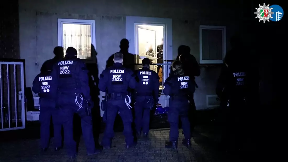 POL-OB: Gemeinsame Pressemitteilung der Staatsanwaltschaft Duisburg und der Polizei Oberhausen: Schlag gegen Tätergruppierung in mehreren Städten - Haftbefehle erlassen - Drei Tatverdächtige in U-Haft - Bild: presseportal.de