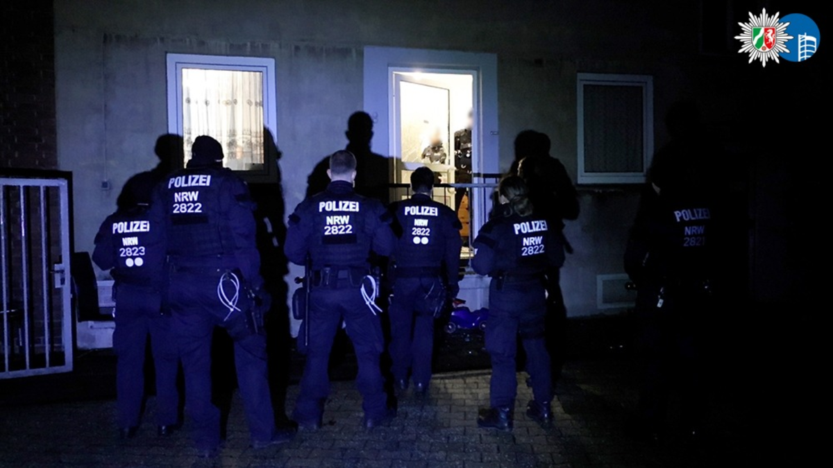 POL-OB: Gemeinsame Pressemitteilung der Staatsanwaltschaft Duisburg und der Polizei Oberhausen: Schlag gegen Tätergruppierung in mehreren Städten - Haftbefehle erlassen - Drei Tatverdächtige in U-Haft - Foto: presseportal.de