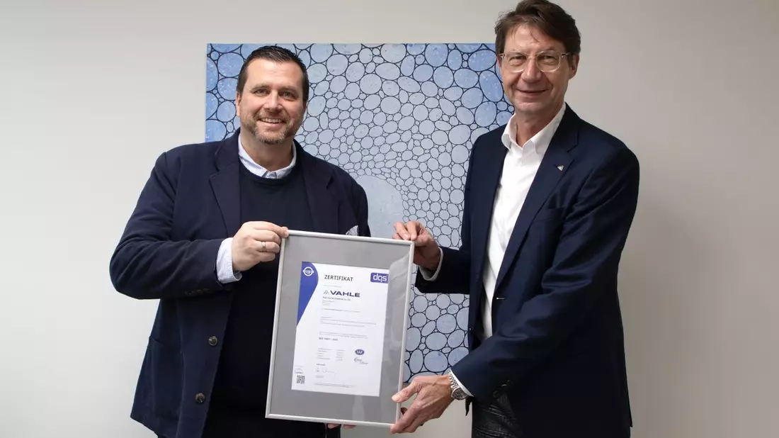 VAHLE erhält ISO 14001-Zertifizierung für Nachhaltigkeitsengagement / Umweltmanagementsystem durch DQS auditiert / Reduzierung des Energieverbrauchs und der CO2-Emissionen am Standort Kamen - Bild: presseportal.de