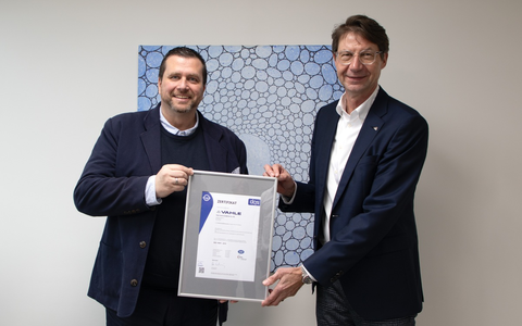 VAHLE erhält ISO 14001-Zertifizierung für Nachhaltigkeitsengagement / Umweltmanagementsystem durch DQS auditiert / Reduzierung des Energieverbrauchs und der CO2-Emissionen am Standort Kamen - Foto: presseportal.de VAHLE erhält ISO 14001-Zertifizierung für Nachhaltigkeitsengagement / Umweltmanagementsystem durch DQS auditiert / Reduzierung des Energieverbrauchs und der CO2-Emissionen am Standort Kamen - Foto: presseportal.de