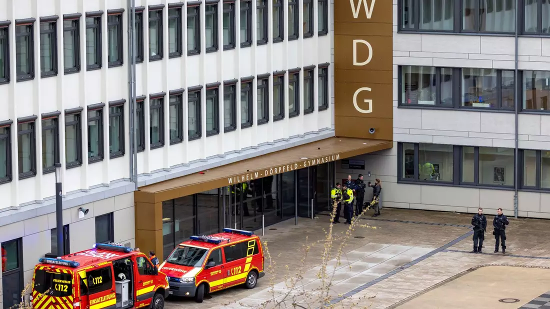 Amokalarm am Wilhelm-Dörpfeld-Gymnasium in Wuppertal: Mehrere Verletzte durch einen Messerangriff. - Bild: Christoph Reichwein/dpa
