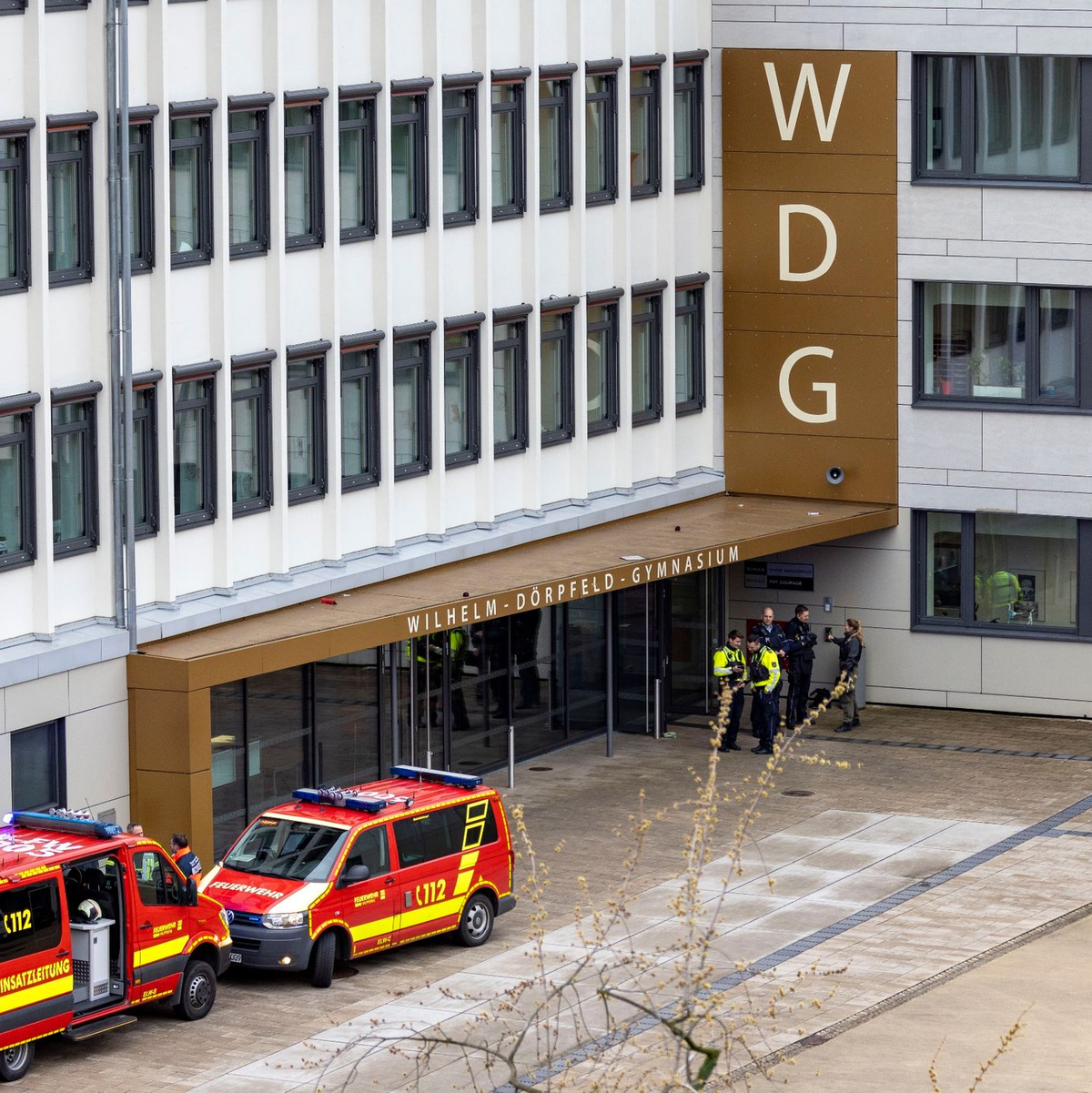 Amokalarm am Wilhelm-Dörpfeld-Gymnasium in Wuppertal: Mehrere Verletzte durch einen Messerangriff. - Foto: Christoph Reichwein/dpa