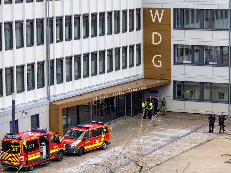 Amokalarm am Wilhelm-Dörpfeld-Gymnasium in Wuppertal: Insgesamt acht Personen wurden durch den Messerangriff verletzt. - Foto: Christoph Reichwein/dpa