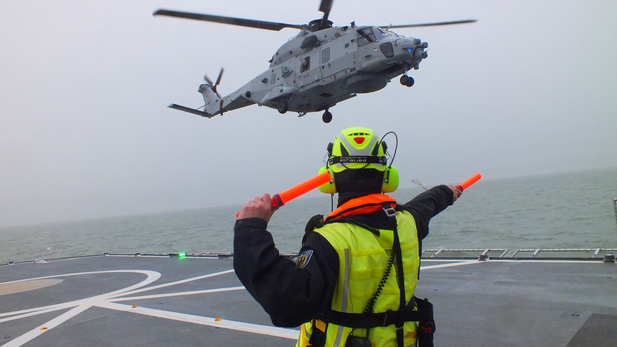 BPOL-CUX: Gemeinsames Training der Bundespolizei See und der Marineflieger auf der Nordsee - NH90 landet erstmals auf Bundespolizeischiff! - Foto: presseportal.de