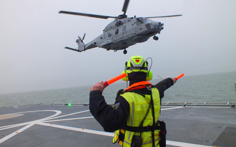 BPOL-CUX: Gemeinsames Training der Bundespolizei See und der Marineflieger auf der Nordsee - NH90 landet erstmals auf Bundespolizeischiff! - Foto: presseportal.de