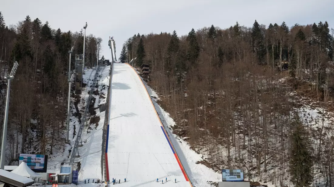 Die Qualifikation für das Skifliegen in Oberstdorf wurde wetterbedingt abgesagt. - Bild: Daniel Karmann/dpa