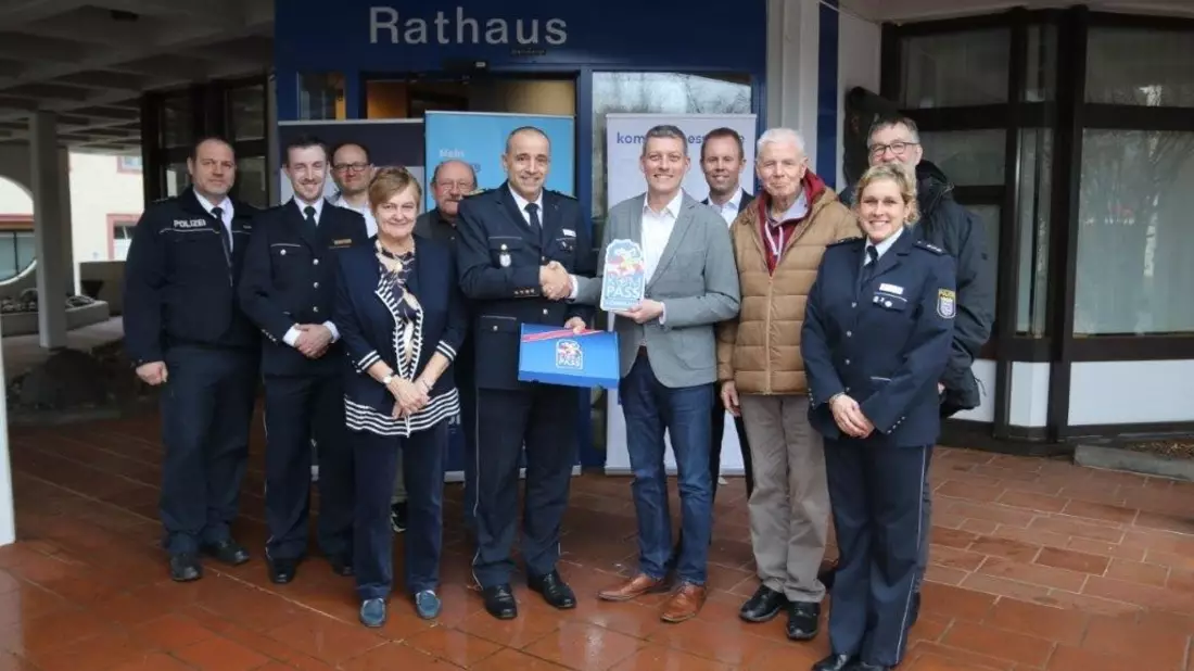 POL-DA: Dieburg: Stadt Dieburg startet KOMPASSprogramm / Polizeipräsident Björn Gutzeit überreicht Begrüßungsschild - Bild: presseportal.de