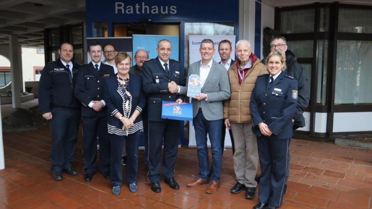 POL-DA: Dieburg: Stadt Dieburg startet KOMPASSprogramm / Polizeipräsident Björn Gutzeit überreicht Begrüßungsschild - Foto: presseportal.de