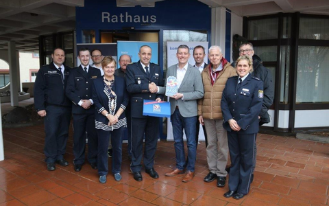 POL-DA: Dieburg: Stadt Dieburg startet KOMPASSprogramm / Polizeipräsident Björn Gutzeit überreicht Begrüßungsschild - Foto: presseportal.de