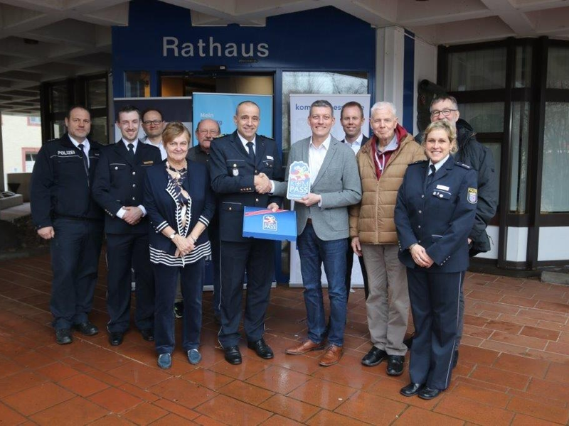 POL-DA: Dieburg: Stadt Dieburg startet KOMPASSprogramm / Polizeipräsident Björn Gutzeit überreicht Begrüßungsschild - Foto: presseportal.de