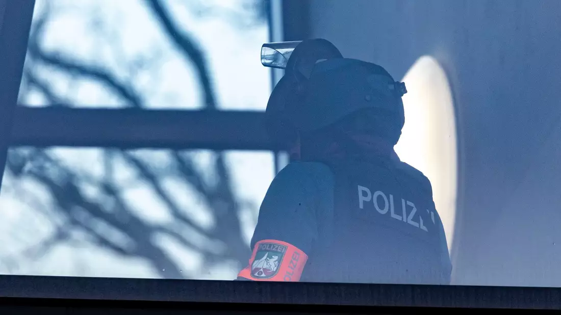 Ein Beamter eines Spezialeinsatzkommandos SEK in der Schule. - Bild: Christoph Reichwein/dpa
