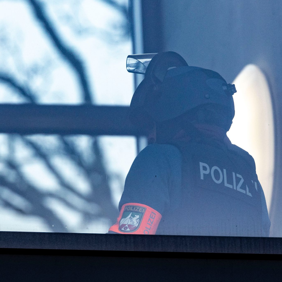 Ein Beamter eines Spezialeinsatzkommandos SEK in der Schule. - Foto: Christoph Reichwein/dpa