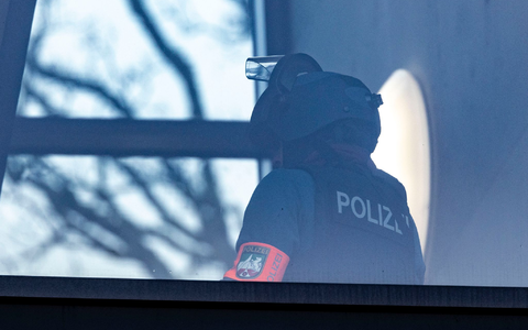 Ein Beamter eines Spezialeinsatzkommandos SEK in der Schule. - Foto: Christoph Reichwein/dpa