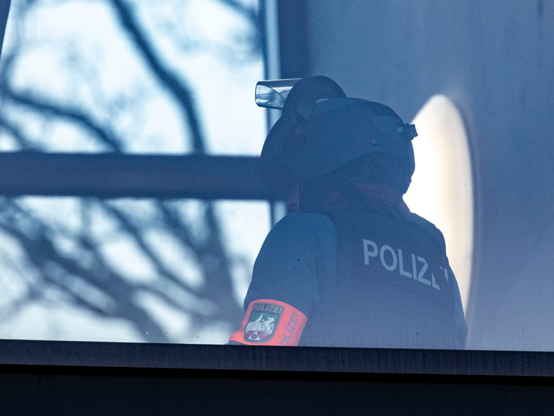 Ein Beamter eines Spezialeinsatzkommandos SEK in der Schule. - Foto: Christoph Reichwein/dpa