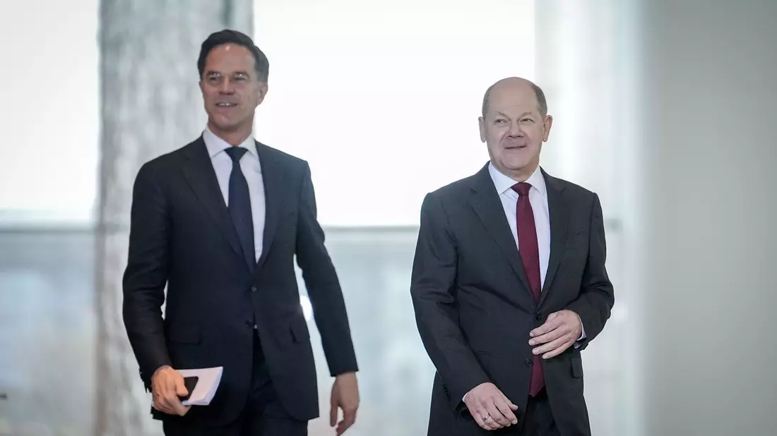 Mark Rutte (l) kann sich über einen prominenten Unterstützer freuen: Olaf Scholz (r). - Bild: Kay Nietfeld/dpa