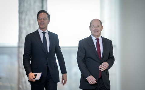 Mark Rutte (l) kann sich über einen prominenten Unterstützer freuen: Olaf Scholz (r). - Foto: Kay Nietfeld/dpa