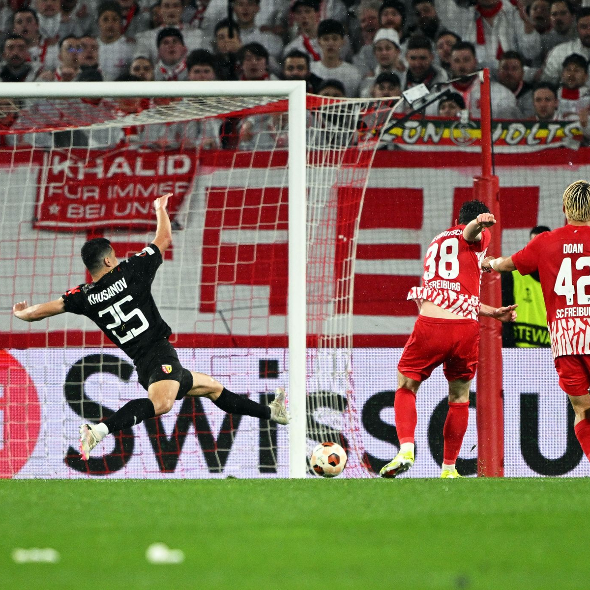 Michael Gregoritsch (2.v.r) traf in der Verlängerung zum 3:2. - Foto: Harry Langer/dpa