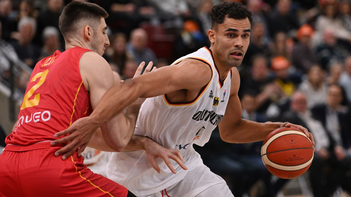 Das DBB-Team um Oscar da Silva (r) setzte sich gegen Montenegro durch. - Foto: Marijan Murat/dpa