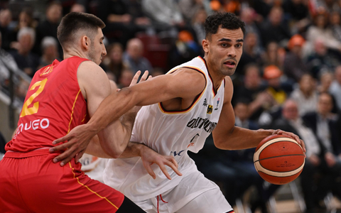 Das DBB-Team um Oscar da Silva (r) setzte sich gegen Montenegro durch. - Foto: Marijan Murat/dpa