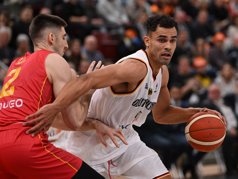 Das DBB-Team um Oscar da Silva (r) setzte sich gegen Montenegro durch. - Foto: Marijan Murat/dpa