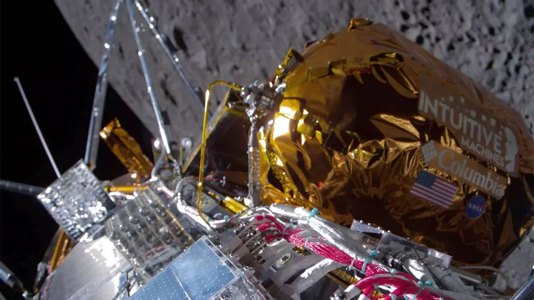 Der Lander mit dem Spitznamen «Odysseus» ist etwa so groß wie eine altmodische britische Telefonzelle, hat Aluminium-Beine, wiegt rund 700 Kilogramm und kann etwa 130 Kilogramm Ladung mitnehmen. - Bild: -/Intuitive Machines via AP/dpa