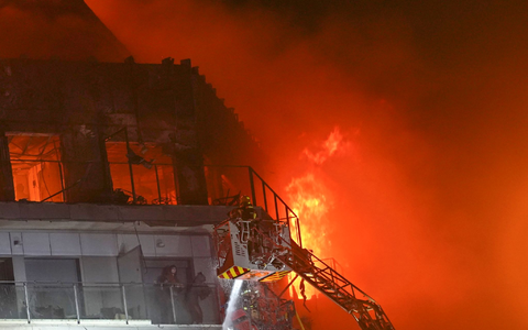 Feuerwehrleute retten zwei Menschen aus dem brennenden Hochhaus. - Foto: Alberto Saiz/AP/dpa
