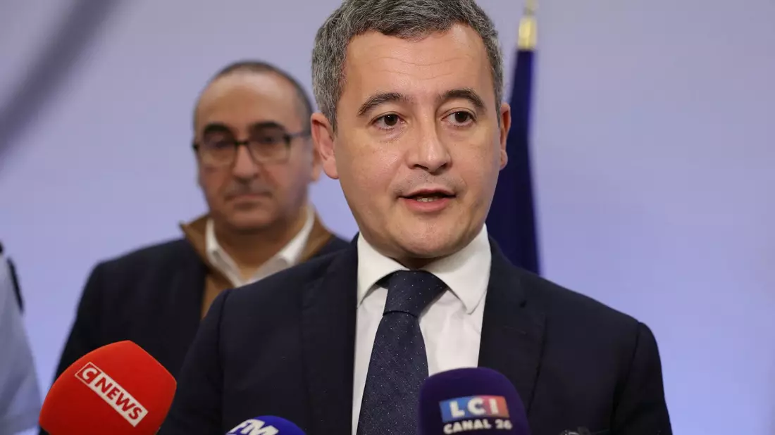 Das Einwanderungsgesetz, ohne das eine so schnelle Abschiebung nicht möglich gewesen wäre, mache Frankreich stärker, sagt Innenminister Gérald Darmanin. - Bild: Thomas Samson/AFP/dpa