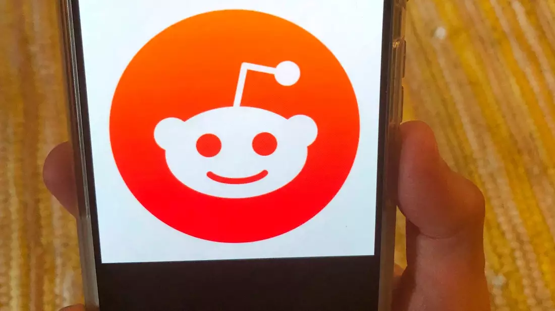 Reddit steigerte den Umsatz im vergangenen Jahr von 666,7 auf 804 Millionen Dollar (743 Mio Euro). - Bild: Tali Arbel/AP/dpa