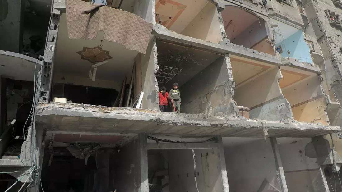 Palästinensischen Angaben zufolge wurden bei israelischen Angriffen in Al-Mawasi Dutzende Menschen getötet und Dutzende verletzt. - Bild: Rizek Abdeljawad/XinHua/dpa