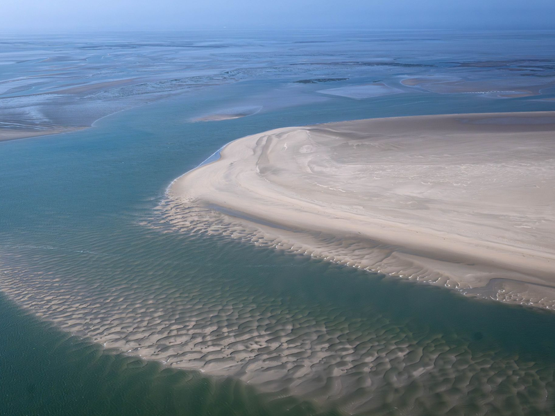 Die Sandbänke zwischen den ostfriesischen Inseln aus der Luft. Der Klimawandel hat Folgen für das Ökosystem im Wattenmeer. - Foto: Sina Schuldt/dpa