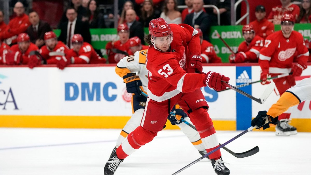 Detroit-Verteidiger Moritz Seider (53) schießt. - Foto: Carlos Osorio/AP/dpa/Archivbild