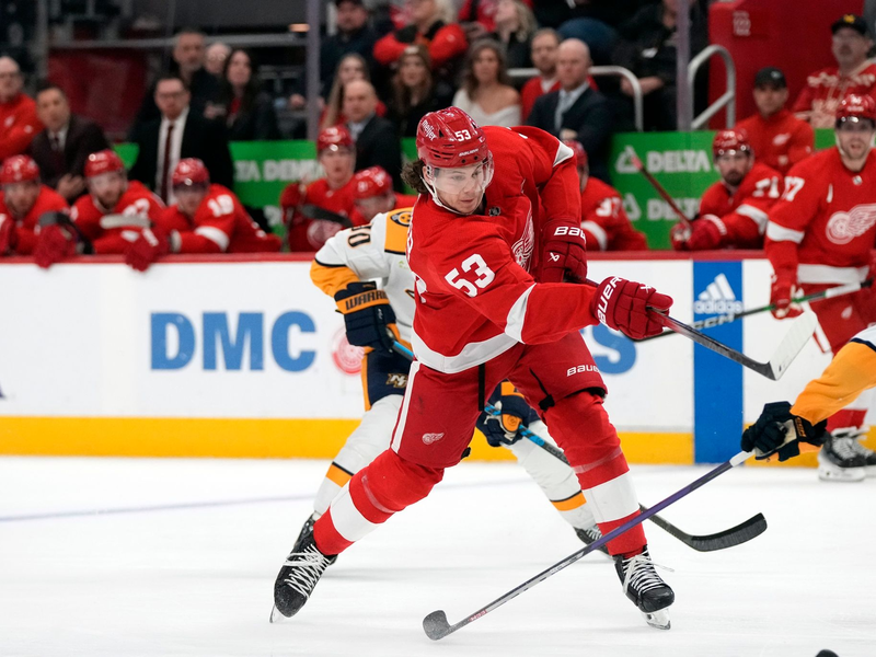 Detroit-Verteidiger Moritz Seider (53) schießt. - Foto: Carlos Osorio/AP/dpa/Archivbild