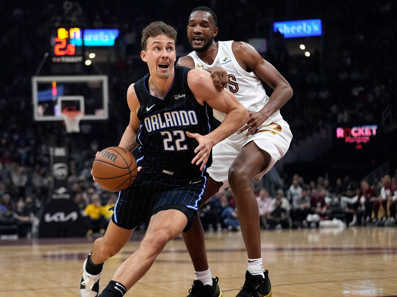Orlandos Franz Wagner (22) zieht an Evan Mobley von den Cleveland Cavaliers vorbei. - Foto: Sue Ogrocki/AP/dpa