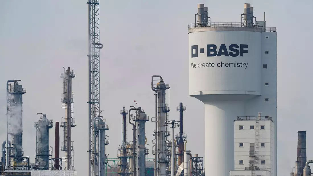 Die Führung des Chemiekonzerns BASF hatte bereits 2022 ein Sparprogramm angekündigt. - Bild: Uwe Anspach/dpa